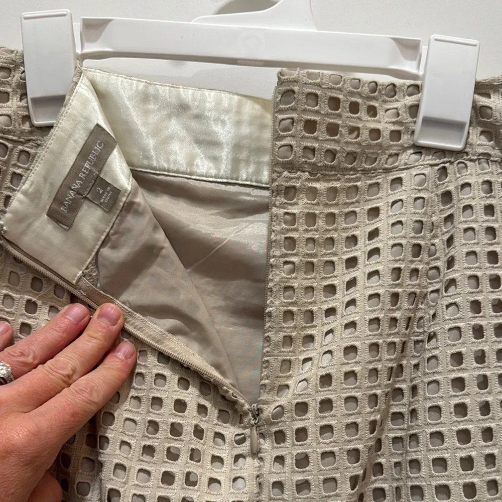 Banana Republic Size 2 Tan Eyelet Pencil Skirt Embellished Knee-Length